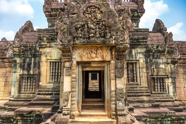 Siem Reap, Kamboçya'da bir yaz günü karmaşık Angkor Wat Tapınağı Banteay Samre