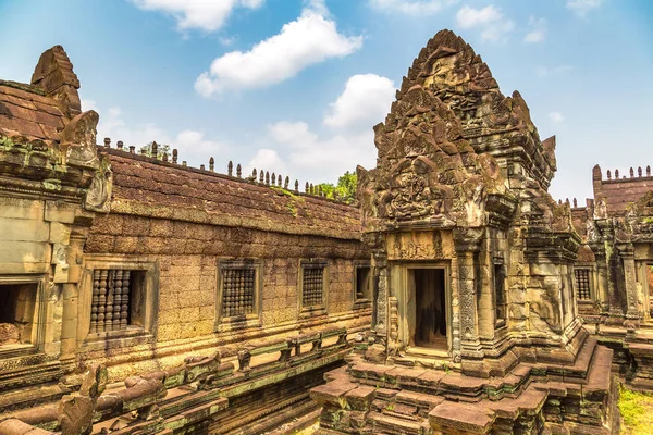 Siem Reap, Kamboçya'da bir yaz günü karmaşık Angkor Wat Tapınağı Banteay Samre
