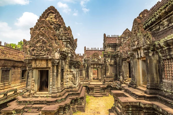 Siem Reap, Kamboçya'da bir yaz günü karmaşık Angkor Wat Tapınağı Banteay Samre