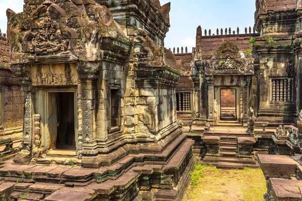 Siem Reap, Kamboçya'da bir yaz günü karmaşık Angkor Wat Tapınağı Banteay Samre