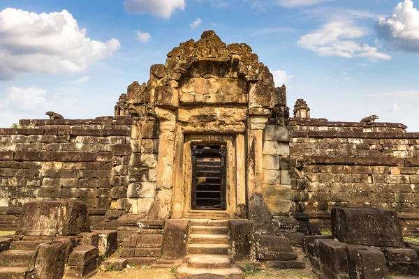 Siem Reap, Kamboçya'da bir yaz günü karmaşık Angkor Wat Tapınağı Bakong Prasat