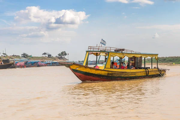 Chong Khneas, Kamboçya - 11 Haziran 2018: Chong Khneas kayan köyü yakınlarında Siem Reap, Kamboçya'da bir yaz günü