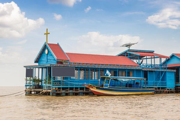 柬埔寨暹粒附近的 Khneas 漂浮村庄的浮动教堂 — 图库照片