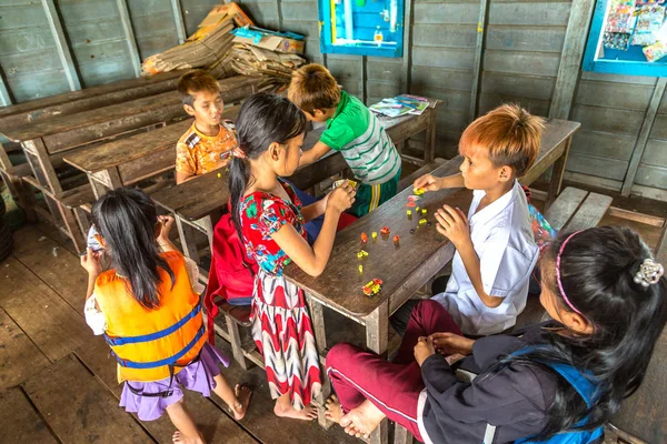 Chong Khneas, Kamboçya - 11 Haziran 2018: okulda Chong Khneas köyü yakınlarında Siem Reap, Kamboçya yüzer yüzer Kamboçyalı öğrencilere