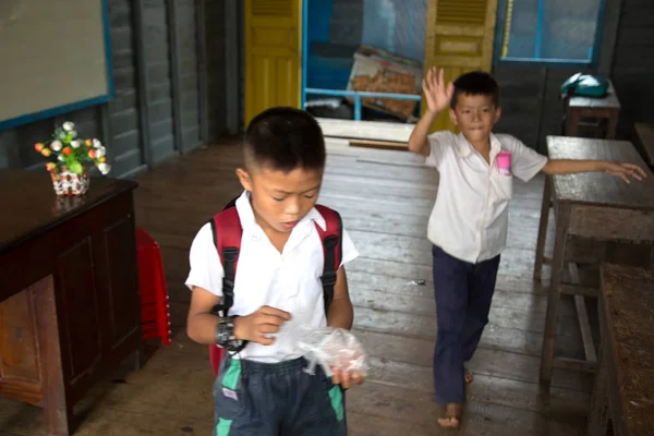 チョン Khneas カンボジア 2018 フローティング チョン Khneas 浮動小数点の村の学校に留学に近いシェムリ アップ カンボジア — ストック写真