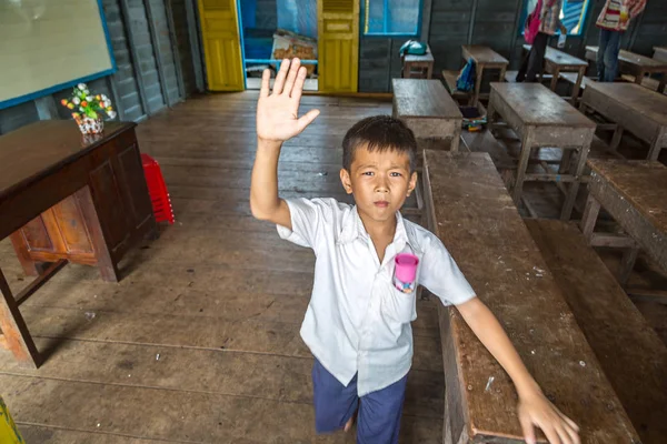 シェムリ アップ カンボジアに近いチョン Khneas 浮動小数点の村の学校を浮チョン Khneas カンボジア 2018 カンボジア留学 — ストック写真