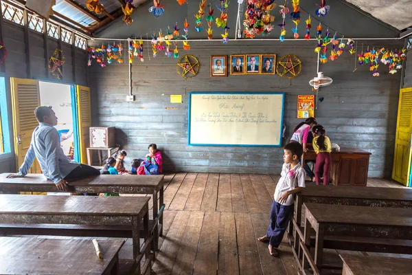 柬埔寨崇 Khneas 2018年6月11日 柬埔寨暹粒附近 Khneas 浮动村的柬埔寨学生 — 图库照片