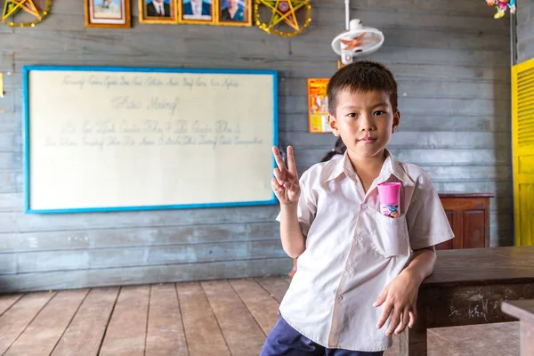 Chong Khneas, Kamboçya - 11 Haziran 2018: Siem Reap, Kamboçya Chong Khneas kayan köy okulunda yüzen Kamboçyalı öğrencinin