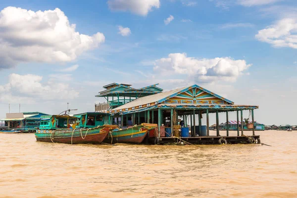 Chong Khneas kayan köyü yakınlarında Siem Reap, Kamboçya'da bir yaz günü