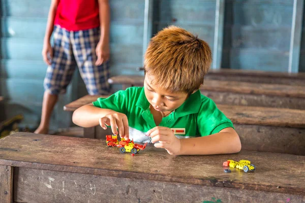 Chong Khneas, Kamboçya - 11 Haziran 2018: Siem Reap, Kamboçya Chong Khneas kayan köy okulunda yüzen Kamboçyalı öğrencinin
