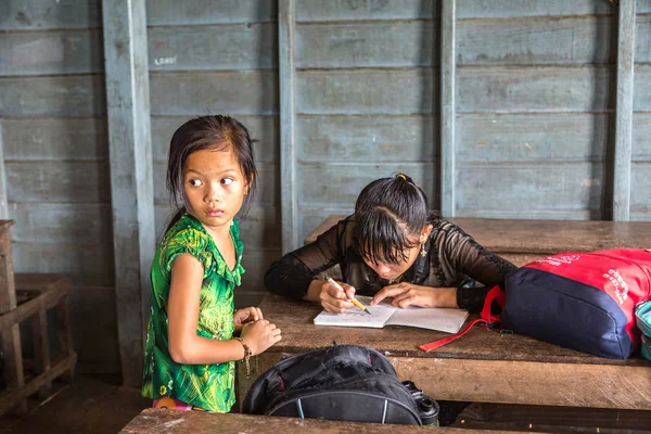 チョン Khneas カンボジア 2018 フローティング チョン Khneas 浮動小数点の村の学校に留学に近いシェムリ アップ カンボジア — ストック写真