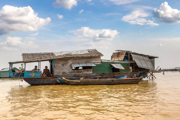 Chong Khneas, Kamboçya - 11 Haziran 2018: Chong Khneas kayan köyü yakınlarında Siem Reap, Kamboçya'da bir yaz günü