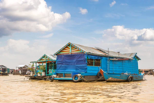 Chong Khneas kayan köyü yakınlarında Siem Reap, Kamboçya'da bir yaz günü