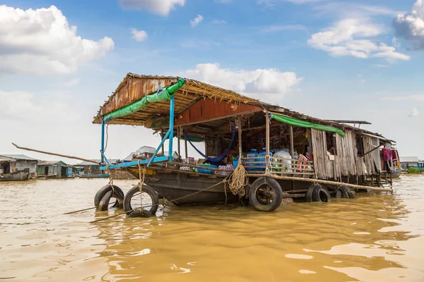 Chong Khneas kayan köyü yakınlarında Siem Reap, Kamboçya'da bir yaz günü