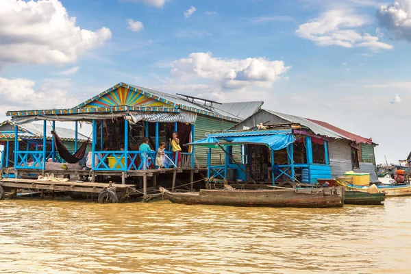 Chong Khneas, Kamboçya - 11 Haziran 2018: Chong Khneas kayan köyü yakınlarında Siem Reap, Kamboçya'da bir yaz günü