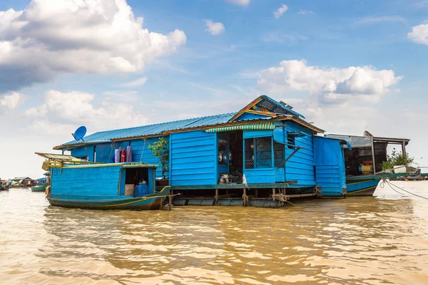 Chong Khneas kayan köyü yakınlarında Siem Reap, Kamboçya'da bir yaz günü