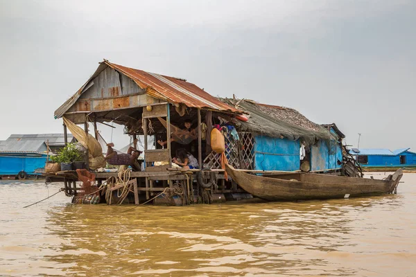 Chong Khneas, Kamboçya - 11 Haziran 2018: Chong Khneas kayan köyü yakınlarında Siem Reap, Kamboçya'da bir yaz günü
