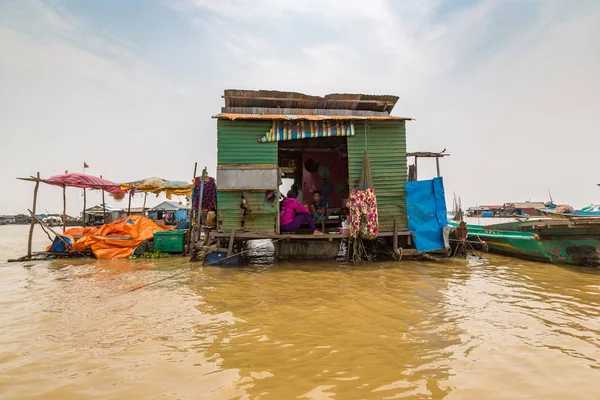Chong Khneas, Kamboçya - 11 Haziran 2018: Chong Khneas kayan köyü yakınlarında Siem Reap, Kamboçya'da bir yaz günü