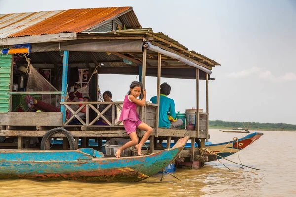 Chong Khneas, Kamboçya - 11 Haziran 2018: Chong Khneas kayan köyü yakınlarında Siem Reap, Kamboçya'da bir yaz günü