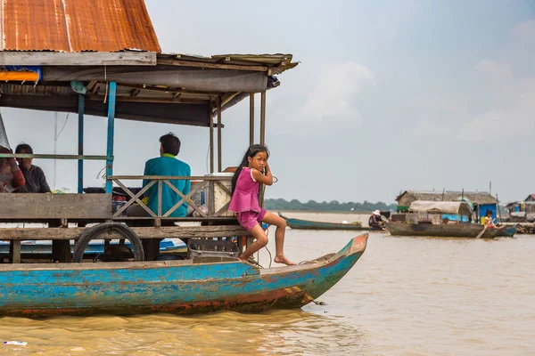 Chong Khneas, Kamboçya - 11 Haziran 2018: Chong Khneas kayan köyü yakınlarında Siem Reap, Kamboçya'da bir yaz günü