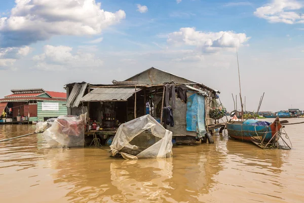 Chong Khneas kayan köyü yakınlarında Siem Reap, Kamboçya'da bir yaz günü