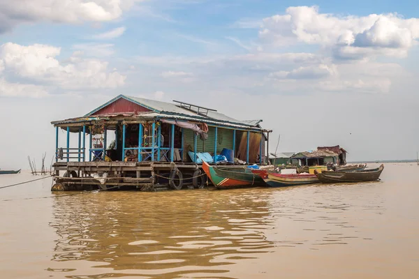 Chong Khneas kayan köyü yakınlarında Siem Reap, Kamboçya'da bir yaz günü