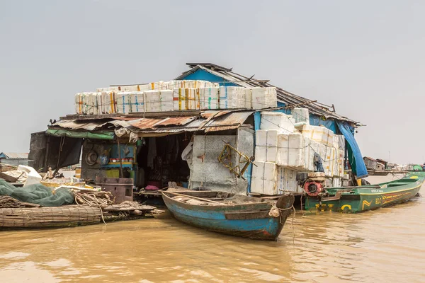 Chong Khneas, Kamboçya - 11 Haziran 2018: Chong Khneas kayan köyü yakınlarında Siem Reap, Kamboçya'da bir yaz günü