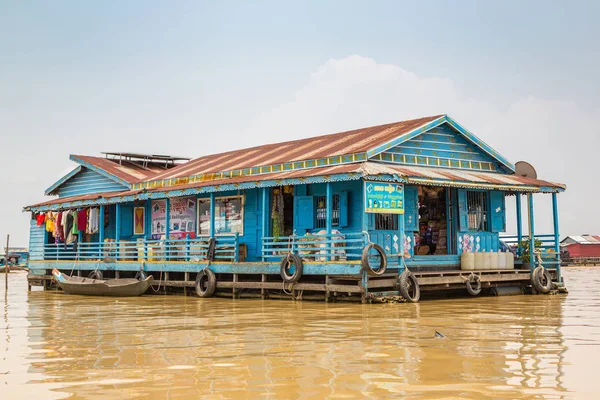 Chong Khneas, Kamboçya - 11 Haziran 2018: Chong Khneas kayan köyü yakınlarında Siem Reap, Kamboçya'da bir yaz günü