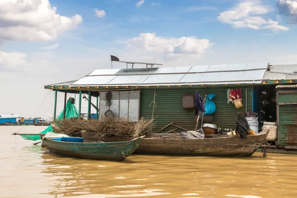 Chong Khneas kayan köyü yakınlarında Siem Reap, Kamboçya'da bir yaz günü