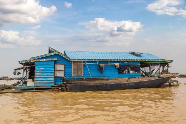 Chong Khneas kayan köyü yakınlarında Siem Reap, Kamboçya'da bir yaz günü