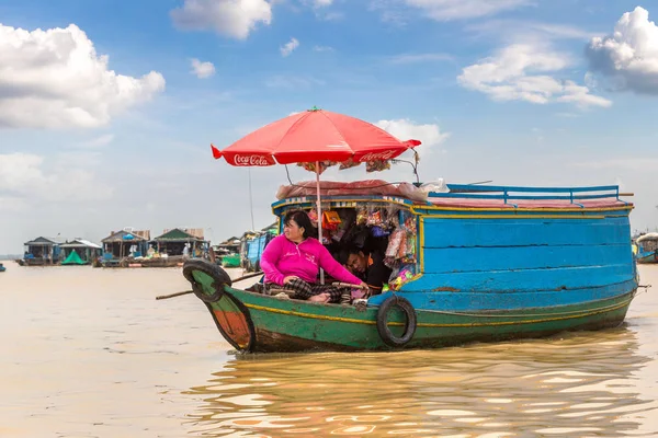 Chong Khneas, Kamboçya - 11 Haziran 2018: Kadın satan sebze ve meyve Chong Khneas kayan köyü bir tekne Siem Reap, Kamboçya yakın: