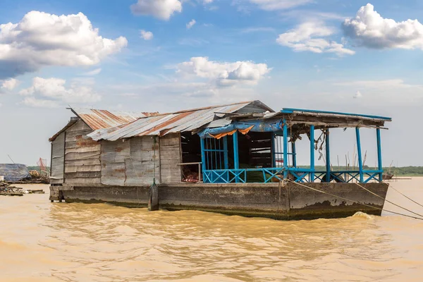Chong Khneas kayan köyü yakınlarında Siem Reap, Kamboçya'da bir yaz günü