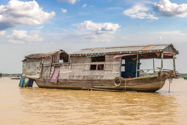 Chong Khneas kayan köyü yakınlarında Siem Reap, Kamboçya'da bir yaz günü