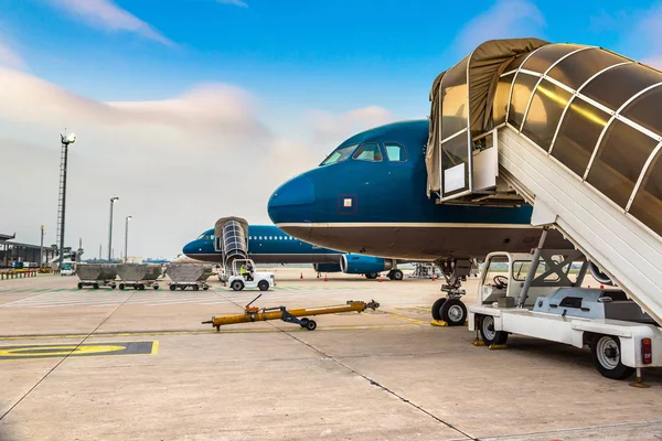 Merdiven ve Noi Bai havaalanında, Hanoi, Vietnam bir yaz günü Vietnam havayolları Uçak Airbus A330