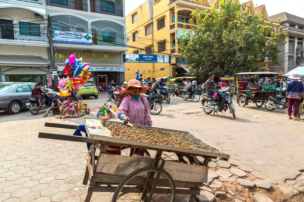 Siem Reap Cambodia Junho 2018 Mulher Que Vende Fast Food — Fotografia de Stock