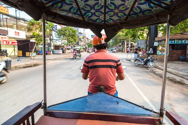 Siem Reap Cambodia Junho 2018 Tuk Tuk Tradicional Uma Estrada — Fotografia de Stock