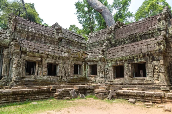 プローム寺院遺跡は複雑なアンコール ワット シェムリ アップ 夏の日でカンボジアにクメール古代寺院です — ストック写真