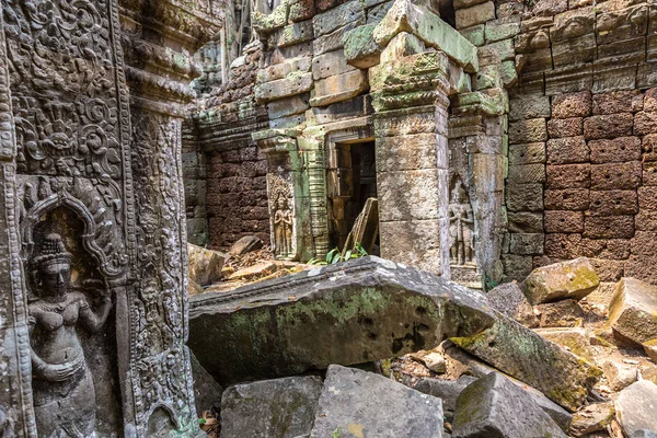 Ta Prohm tapınak kalıntıları olduğunu Khmer antik tapınak Siem Reap içinde karmaşık Angkor Wat, Kamboçya'da bir yaz günü