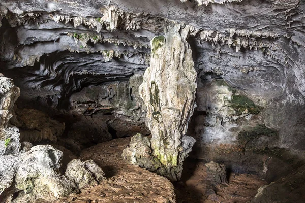 Enorme Cueva Bahía Halong Vietnam Día Verano — Foto de Stock