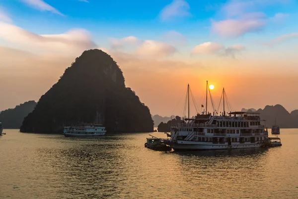 Halong bay, Vietnam bir yaz günü'nde günbatımı