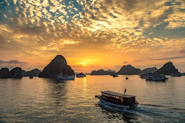 Halong bay, Vietnam bir yaz günü'nde günbatımı