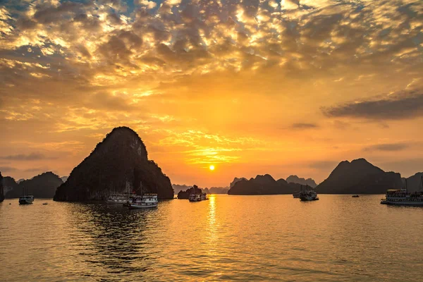 Halong bay, Vietnam bir yaz günü'nde günbatımı