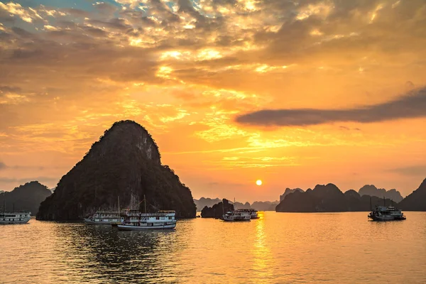 Halong bay, Vietnam bir yaz günü'nde günbatımı