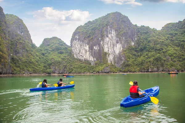 Turista Hajók Halong Öbölben Egy Nyári Napon Vietnamban — Stock Fotó