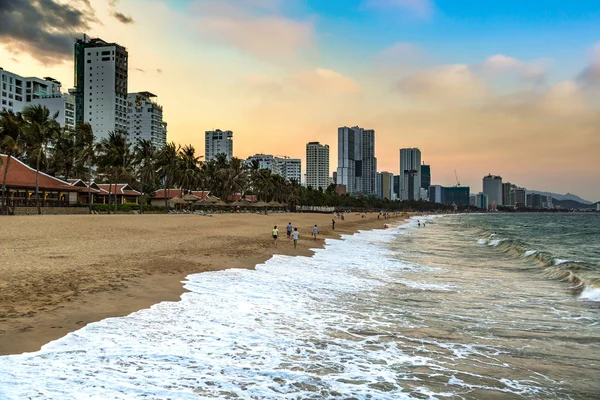 Bir yaz günü nde Nha Trang, Vietnam, bir plajda günbatımı