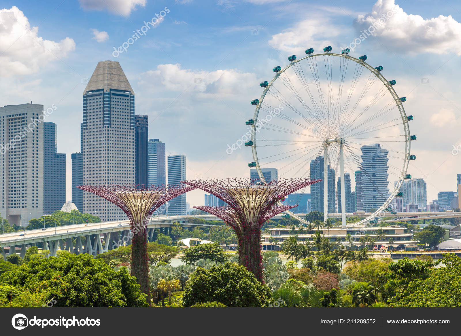 新加坡2018年6月23日新加坡传单世界上最大的摩天轮和新加坡海湾附近的花园在夏季的滨海湾金沙酒店—— 库存社论照片© bloodua  #211289552