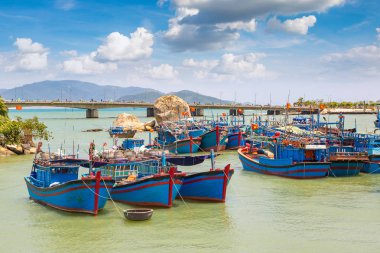 Nha Trang, bir yaz günü Vietnam'da balıkçı tekneleri ile bay