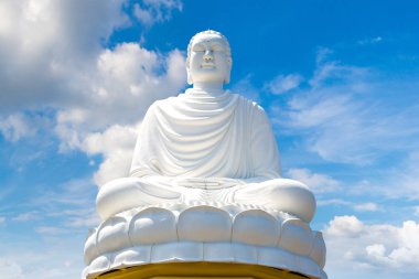 Büyük beyaz Buda Nha Trang, Vietnam'da bir yaz günü uzun oğlu pagoda içinde