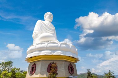 Büyük beyaz Buda Nha Trang, Vietnam'da bir yaz günü uzun oğlu pagoda içinde