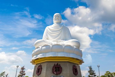 Büyük beyaz Buda Nha Trang, Vietnam'da bir yaz günü uzun oğlu pagoda içinde